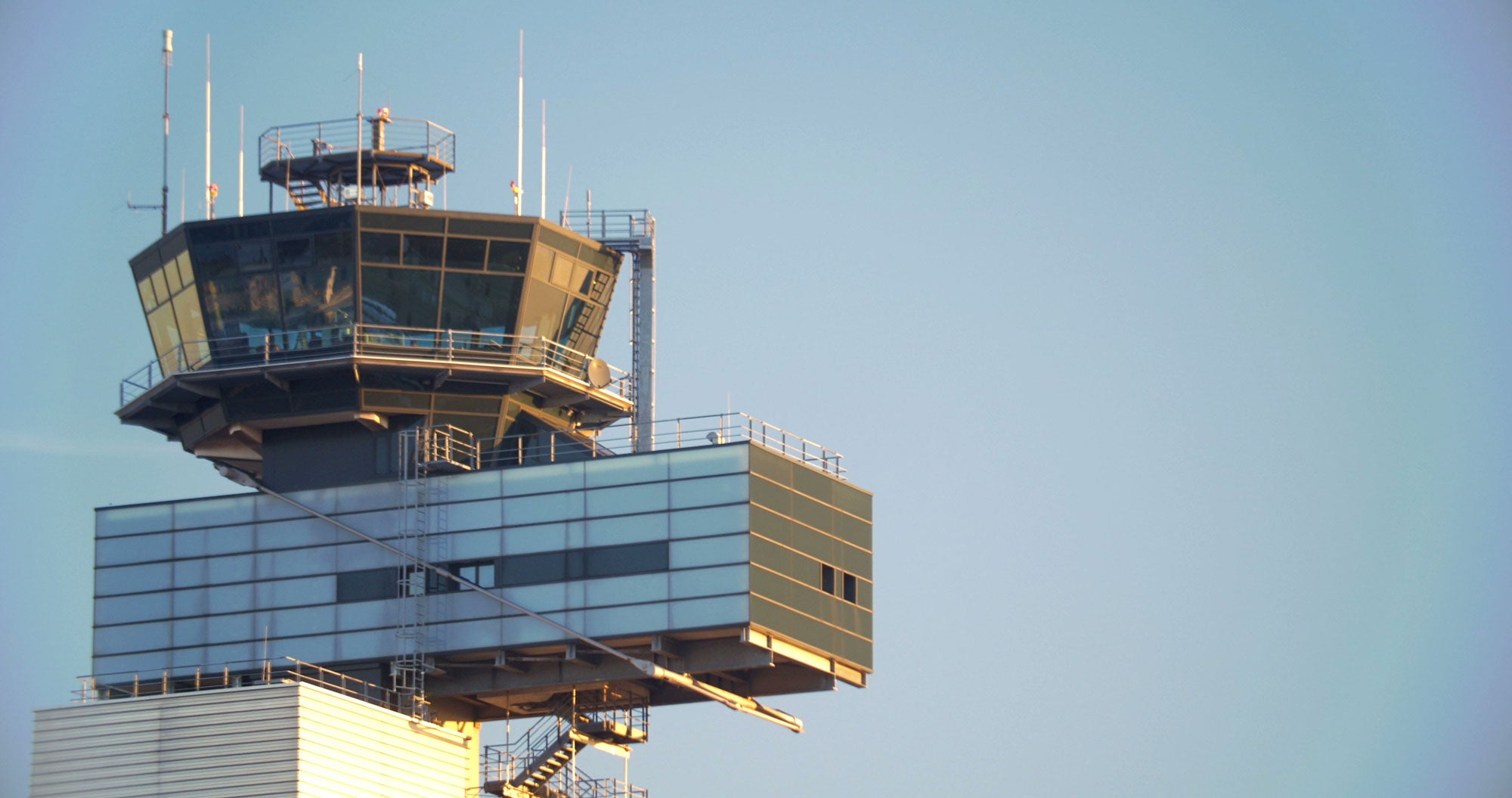 control tower AdobeStock 433313709