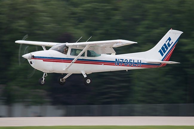 Cessna 182 landing
