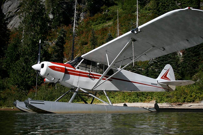 Piper PA-18 on straight floats. 