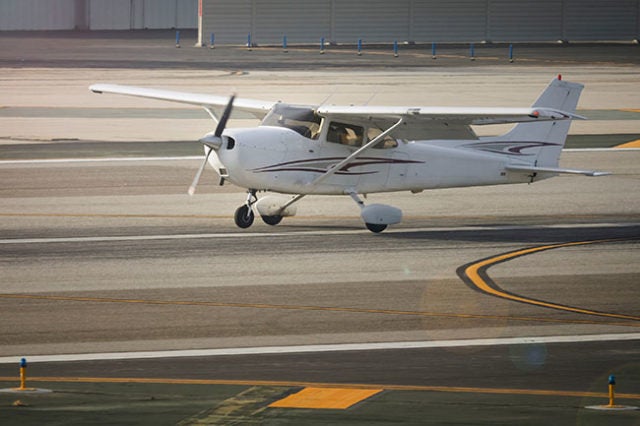 Cessna Skyhawk crosswind landing