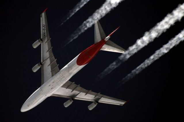 Boeing 747 leaving a contrail