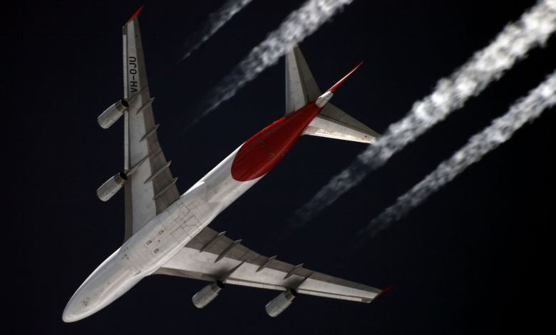 Boeing 747 leaving a contrail