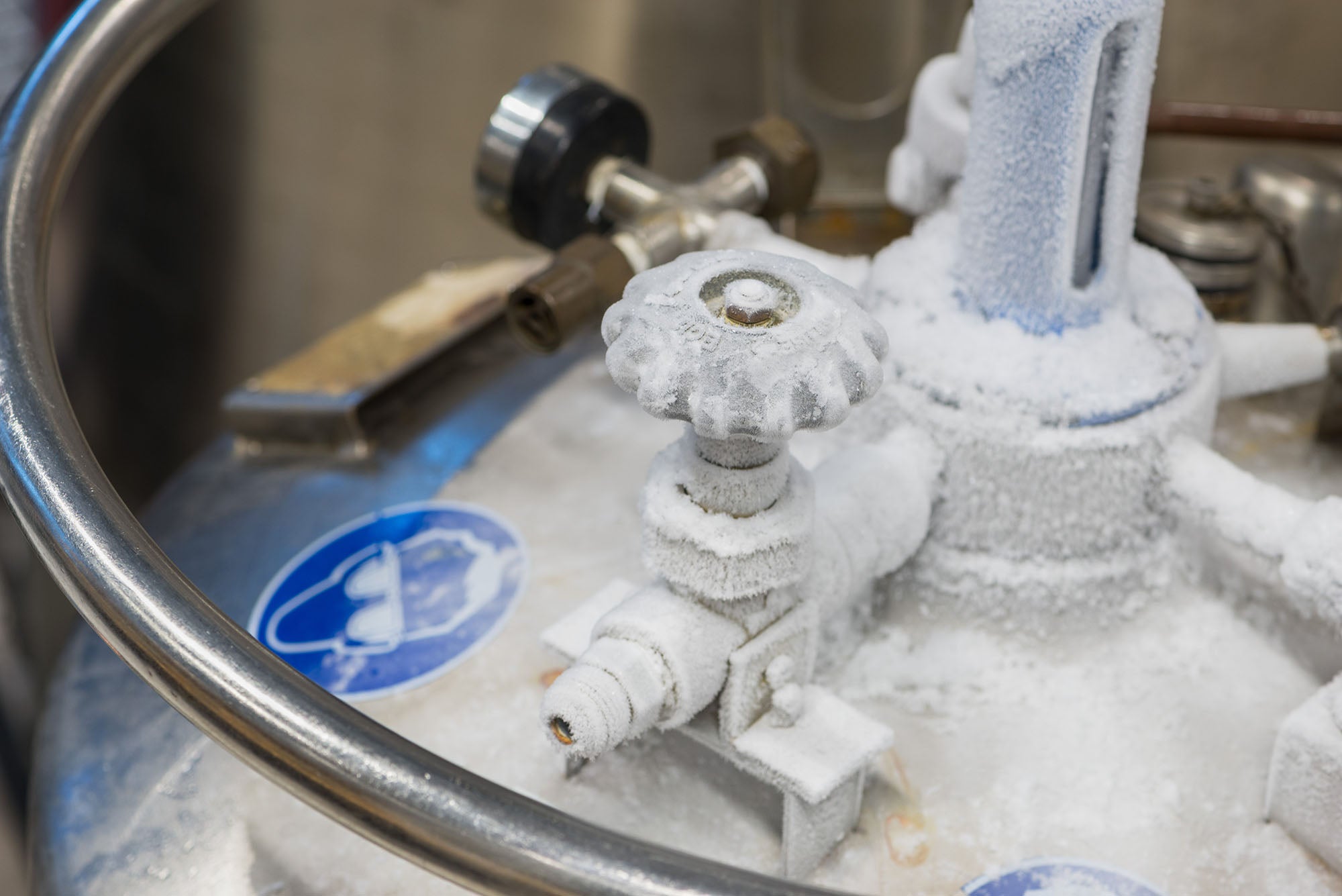 Container of liquid helium