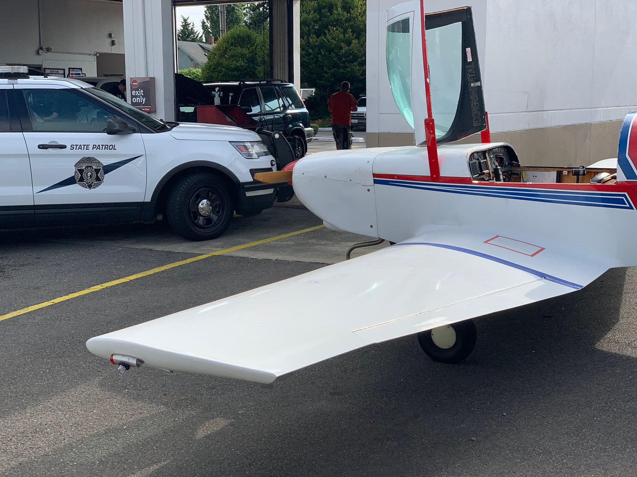 Plane lands on Washington highway