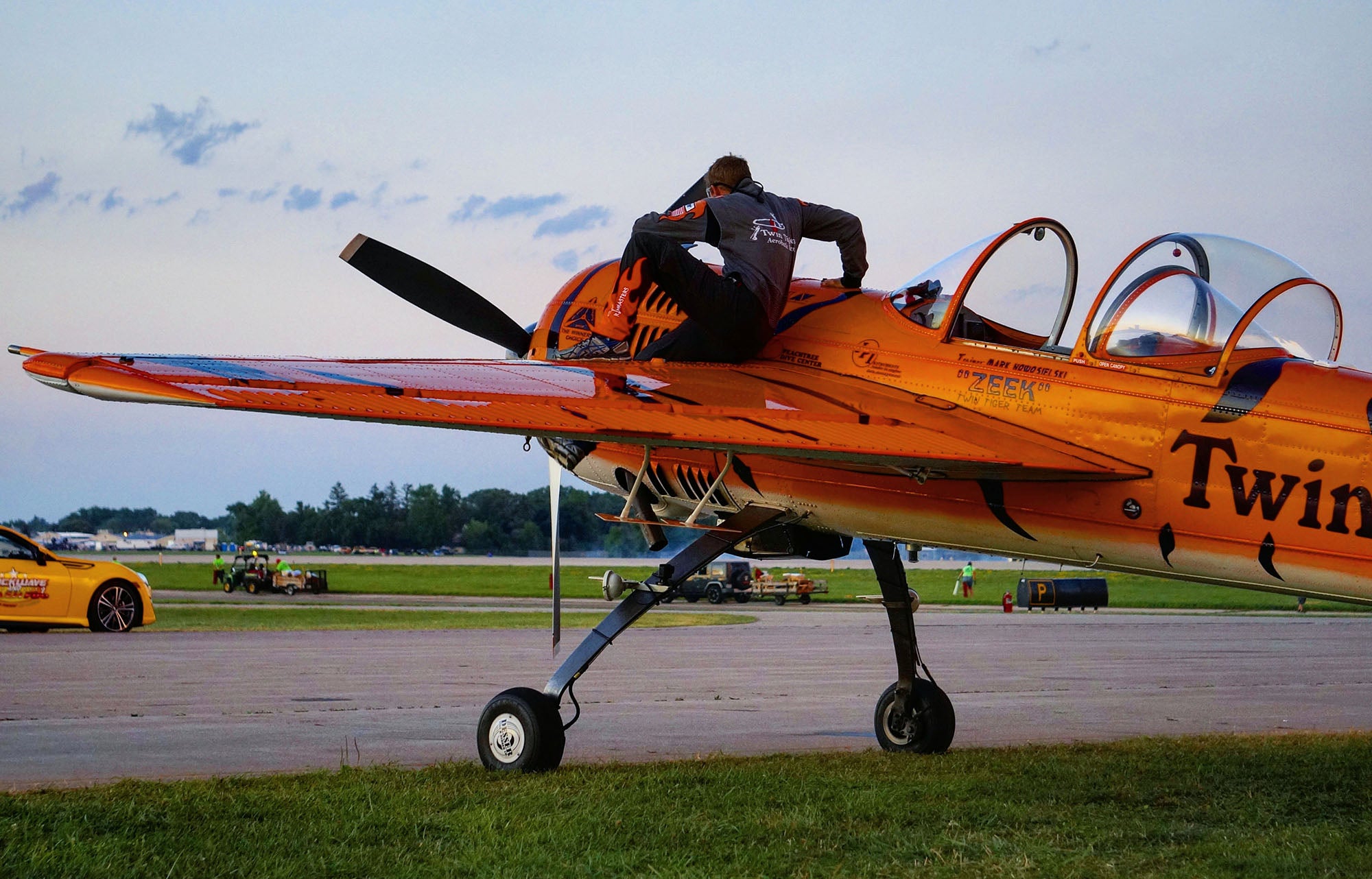 Twin Tigers Airshow Star Mark Nowosielski