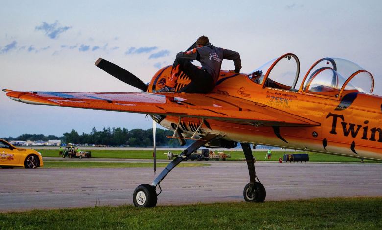 Twin Tigers Airshow Star Mark Nowosielski