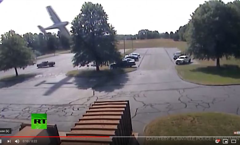 A Cessna 172 crashes into a tree, and was caught on camera.