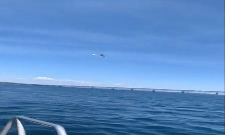 Pilot flies under the Mackinac Bridge