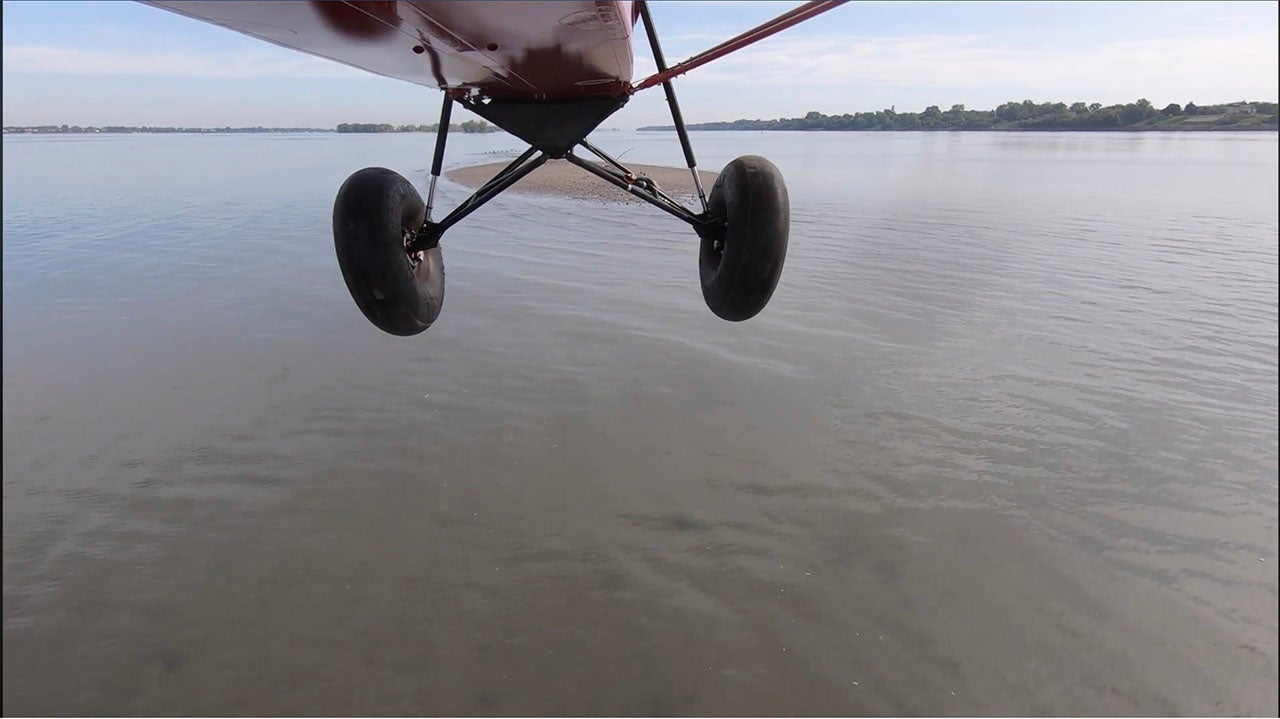 Quebec-based pilot Olivier Marois lands his plane on a tiny sandbar and then takes off again!