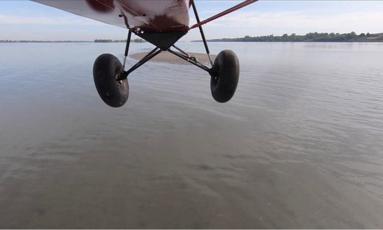 Quebec-based pilot Olivier Marois lands his plane on a tiny sandbar and then takes off again!