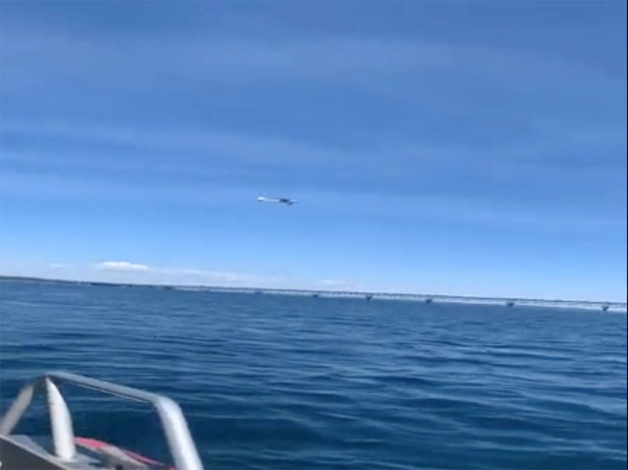 Pilot flies under the Mackinac Bridge