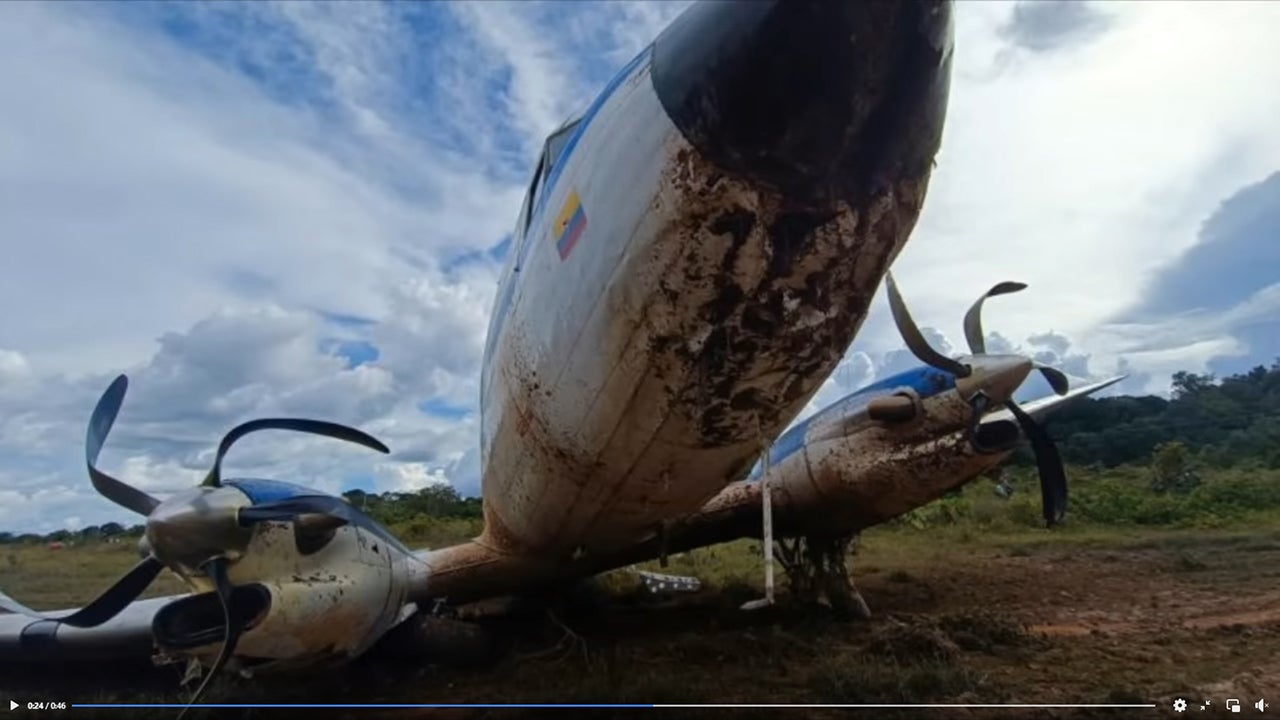 Video: DC-3 Landing Crunch
