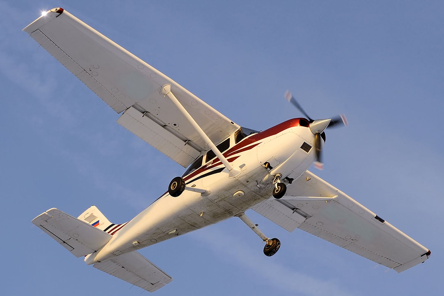 Cessna 182 skylane underneath