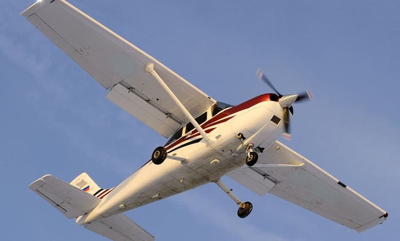 Cessna 182 skylane underneath
