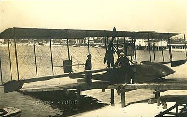 Benoist XIV airboat launching in 1914 for its inaugural commercial flight. [Credit: WikiMedia Commons]