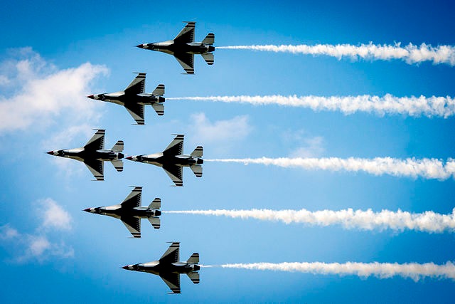 Thunderbirds perform in the Sun 'n Fun Fly-In and Expo Air Show in 2015. [Credit: Wikimedia Commons]