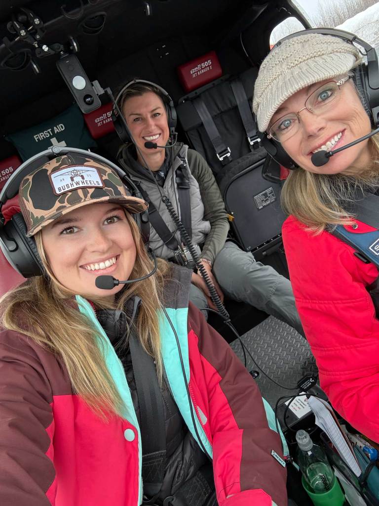 McLeod flies with Leigh Coates and Jackie Burch in Coates’ Bell 505 helicopter. [Credit: Cayla McLeod]